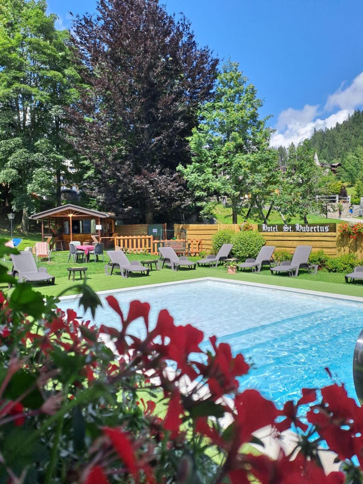 Hotel Garni St. Hubertus Madonna Exterior foto